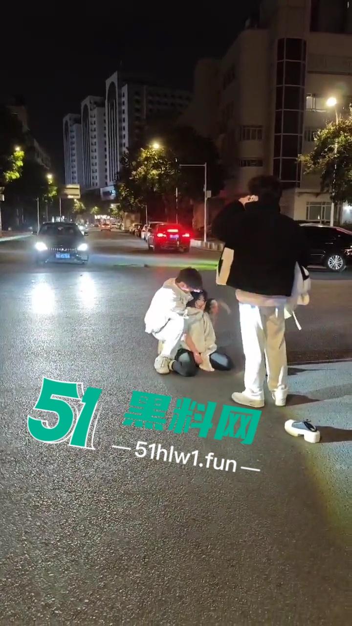 提裤忘人,玩腻就滚?广州女生因男友提分手受刺激当街破防,又哭又闹还傻笑!-4