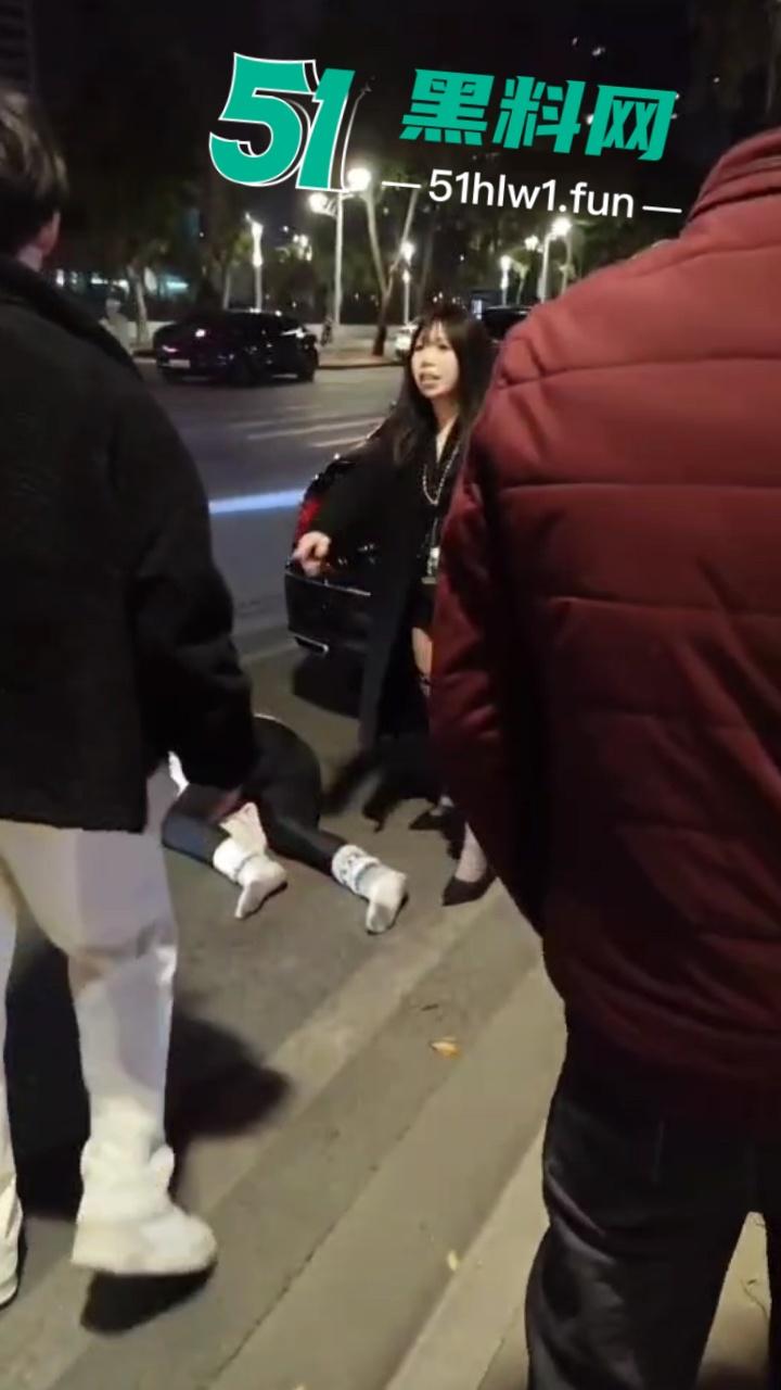 提裤忘人,玩腻就滚?广州女生因男友提分手受刺激当街破防,又哭又闹还傻笑!-6