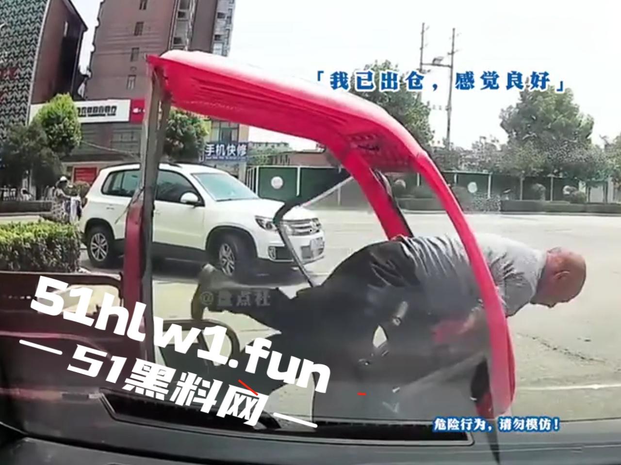 盘点今年奇葩车祸,监控下的搞笑瞬间,虽然明知是车祸,但还是不道德的笑了,有卧龙的地方必有凤雏啊!-2