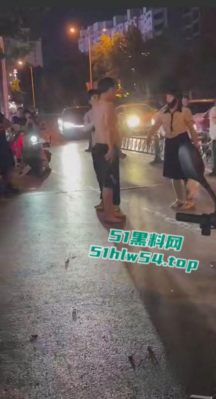 山东曹县万基母子对决，儿子抓奸老妈出轨，街头怒怼情夫老妈竟誓死保护情夫！-1