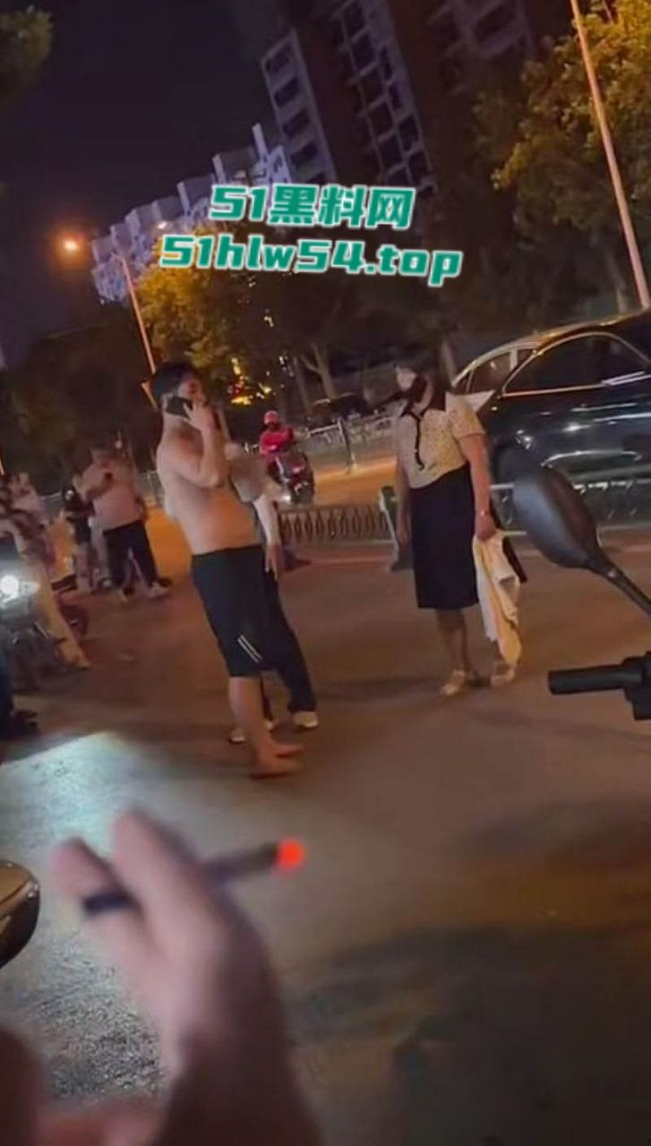 山东曹县万基母子对决，儿子抓奸老妈出轨，街头怒怼情夫老妈竟誓死保护情夫！-2