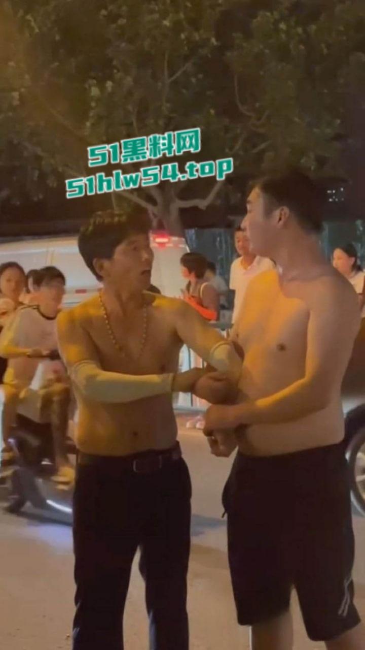 山东曹县万基母子对决，儿子抓奸老妈出轨，街头怒怼情夫老妈竟誓死保护情夫！-3