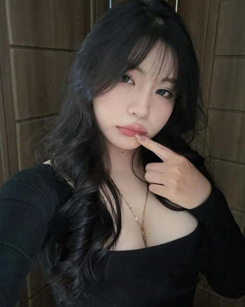 河南抖音巨乳网红 日记美懒懒 与金主大哥约炮流出 大胸肥臀一晚被爆操3次 金主爽歪歪嘉奖 有钱人的生活就是爽-2