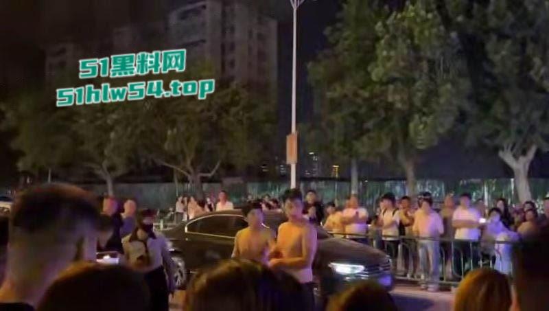 山东曹县万基母子对决，儿子抓奸老妈出轨，街头怒怼情夫老妈竟誓死保护情夫！-4