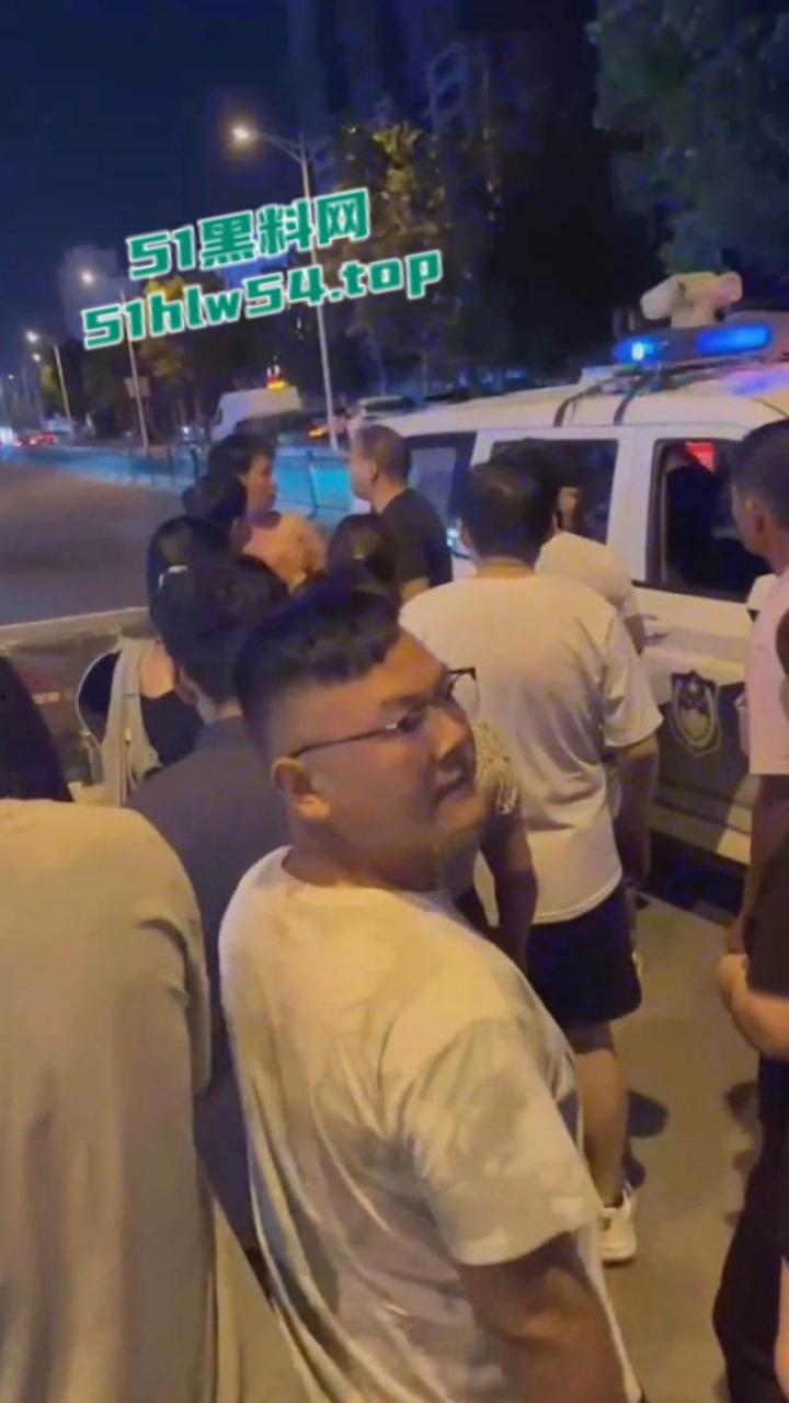 山东曹县万基母子对决，儿子抓奸老妈出轨，街头怒怼情夫老妈竟誓死保护情夫！-5