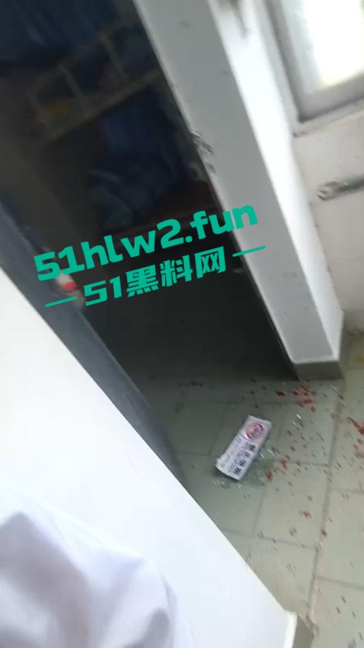 顺德中专汽修学院两男生暴揍室友,还用玻璃将其手筋挑断父母扬言要砍死两人,拒不接受和解。-3