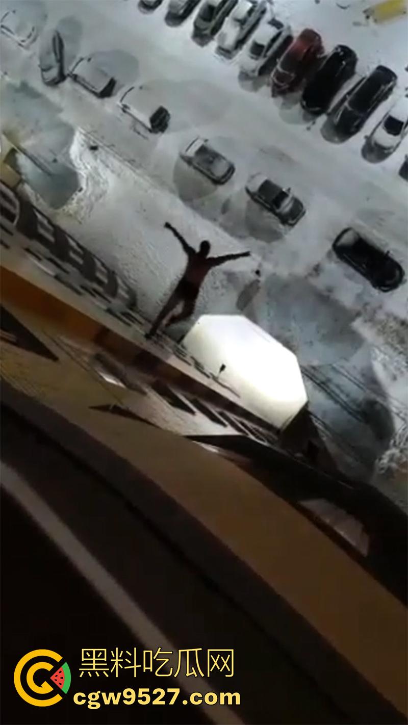 俄罗斯男子吸毒出幻觉,以为自己是超人,说什么都要飞出去,结果起飞失败当场殒命!-3