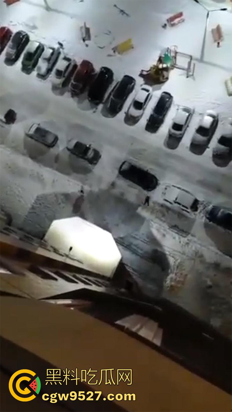 俄罗斯男子吸毒出幻觉,以为自己是超人,说什么都要飞出去,结果起飞失败当场殒命!-5