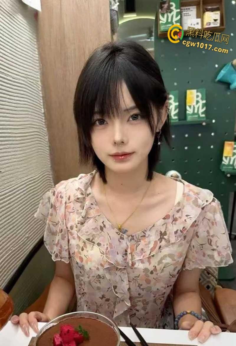 武汉龙华学院校花【陈雯晶】,俏丽女神性瘾难耐,晒淫照撩汉约炮 ,多毛骚穴搭开档黑丝堪称绝配!-4