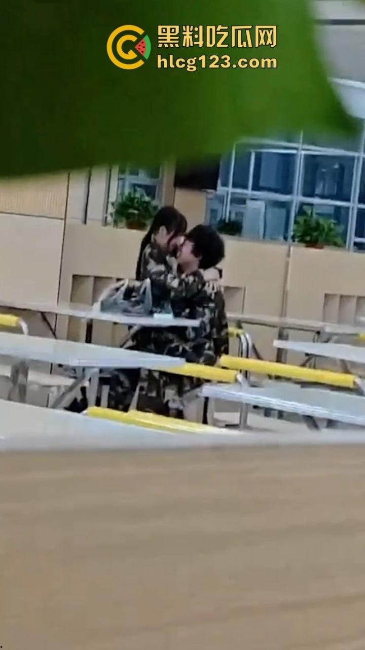 大一新生军训间隙在食堂亲亲我我又舔又摸 这是把食堂当酒店了吗!-1