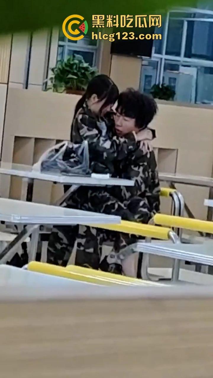 大一新生军训间隙在食堂亲亲我我又舔又摸 这是把食堂当酒店了吗!-2