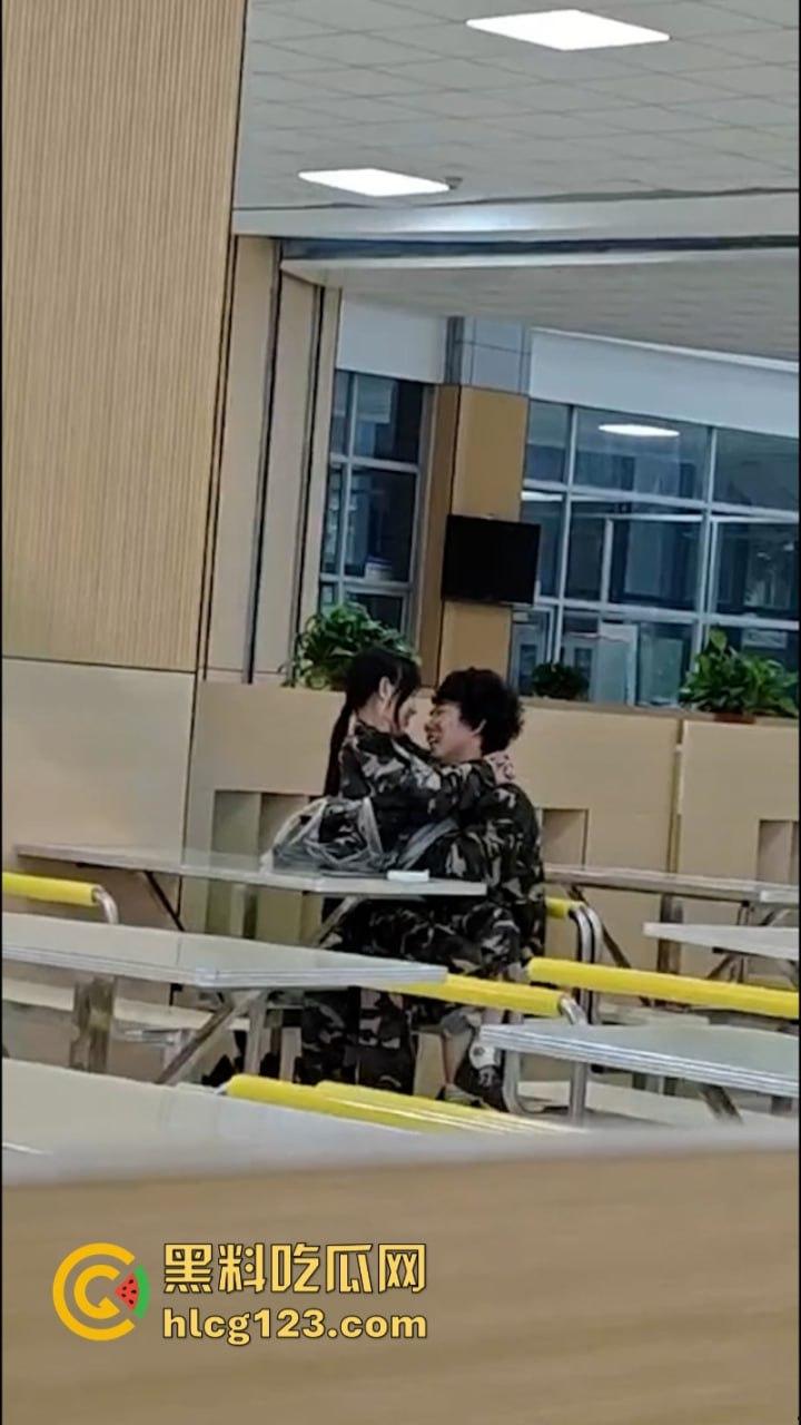 大一新生军训间隙在食堂亲亲我我又舔又摸 这是把食堂当酒店了吗!-5