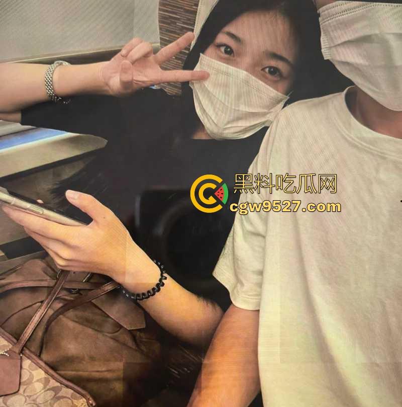 安徽工商学院00后嫩妹【李小晴】性爱私拍曝光,身材娇小却臀部饱满,无套情趣装火辣诱人,蜜汁肥穴淫水狂流!-1