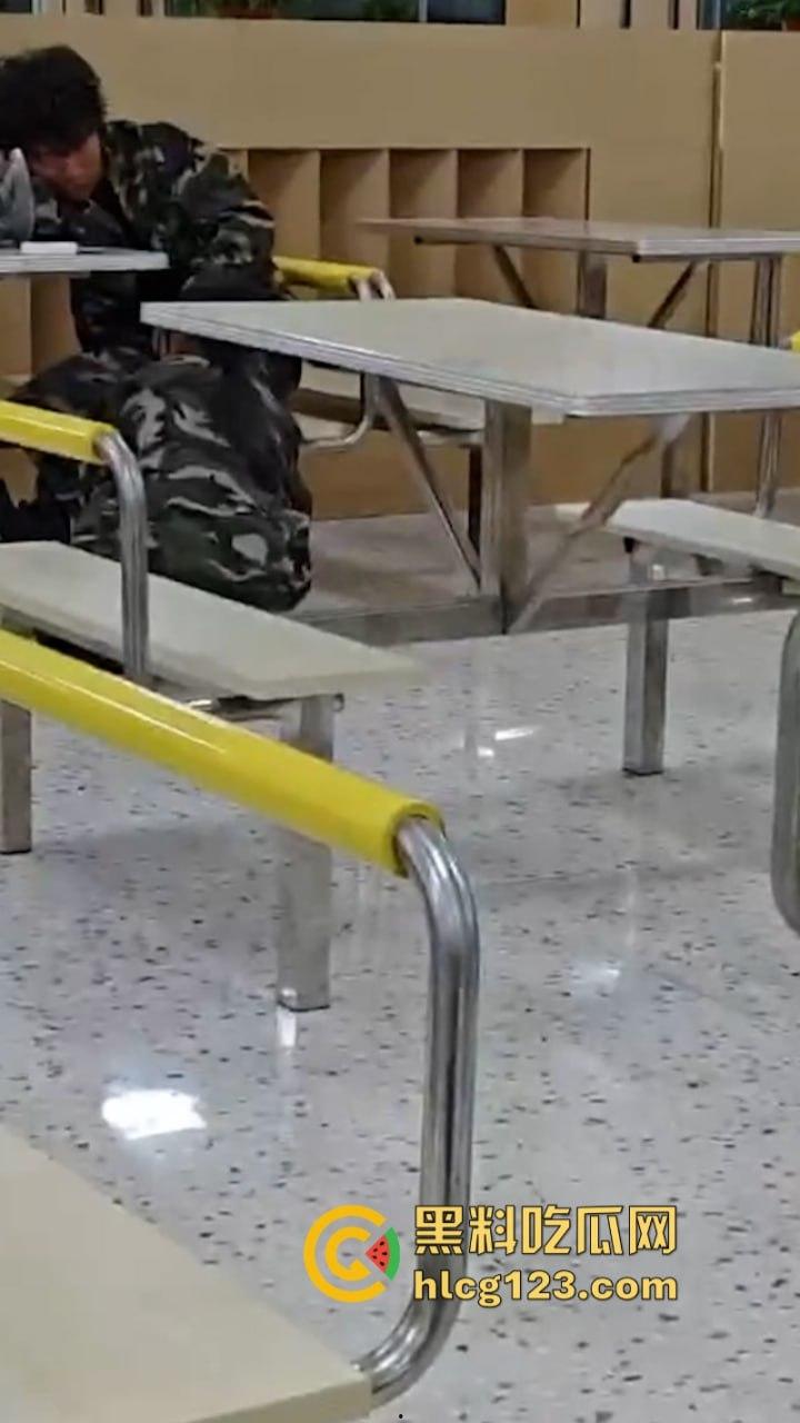 大一新生军训间隙在食堂亲亲我我又舔又摸 这是把食堂当酒店了吗!-8