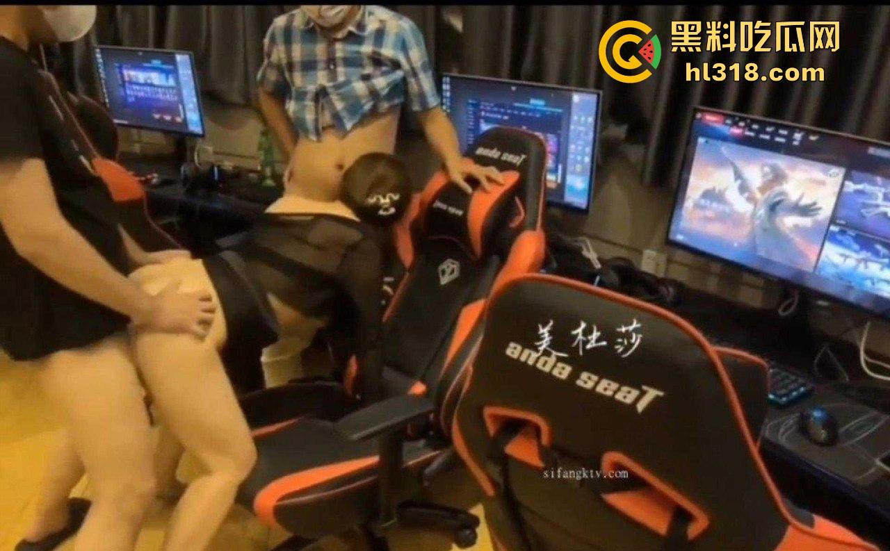 电竞美杜莎网咖露出,自慰勾引电竞人,排位瞬间挂机,跟队友双排3P,现场帮她止痒!-5