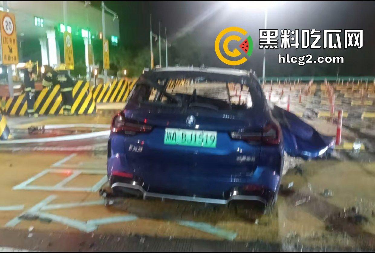 四川成都宝马新能源电车自燃事件！男子超速撞上安全岛 车毁人亡 瞬间火葬当场！-14