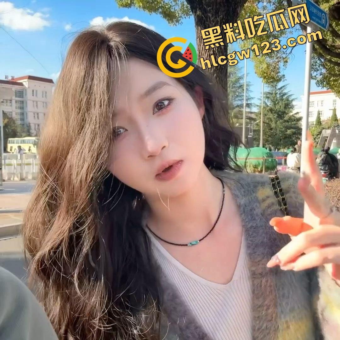 卧槽这谁老婆?绿帽男把女友献给群友露出调教,跪地爬行喊爸爸,母狗模式全开玩疯了!-5