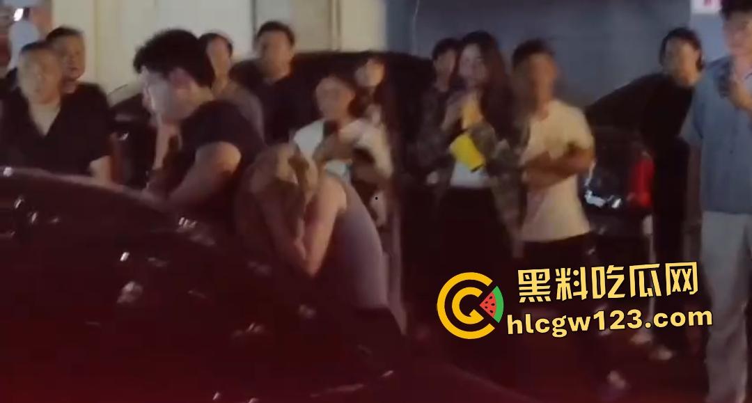 35岁渣男吃货店被A8富婆老婆抓奸!白裙怒撕灰裙小三,小伙子给你机会不中用呀!-7