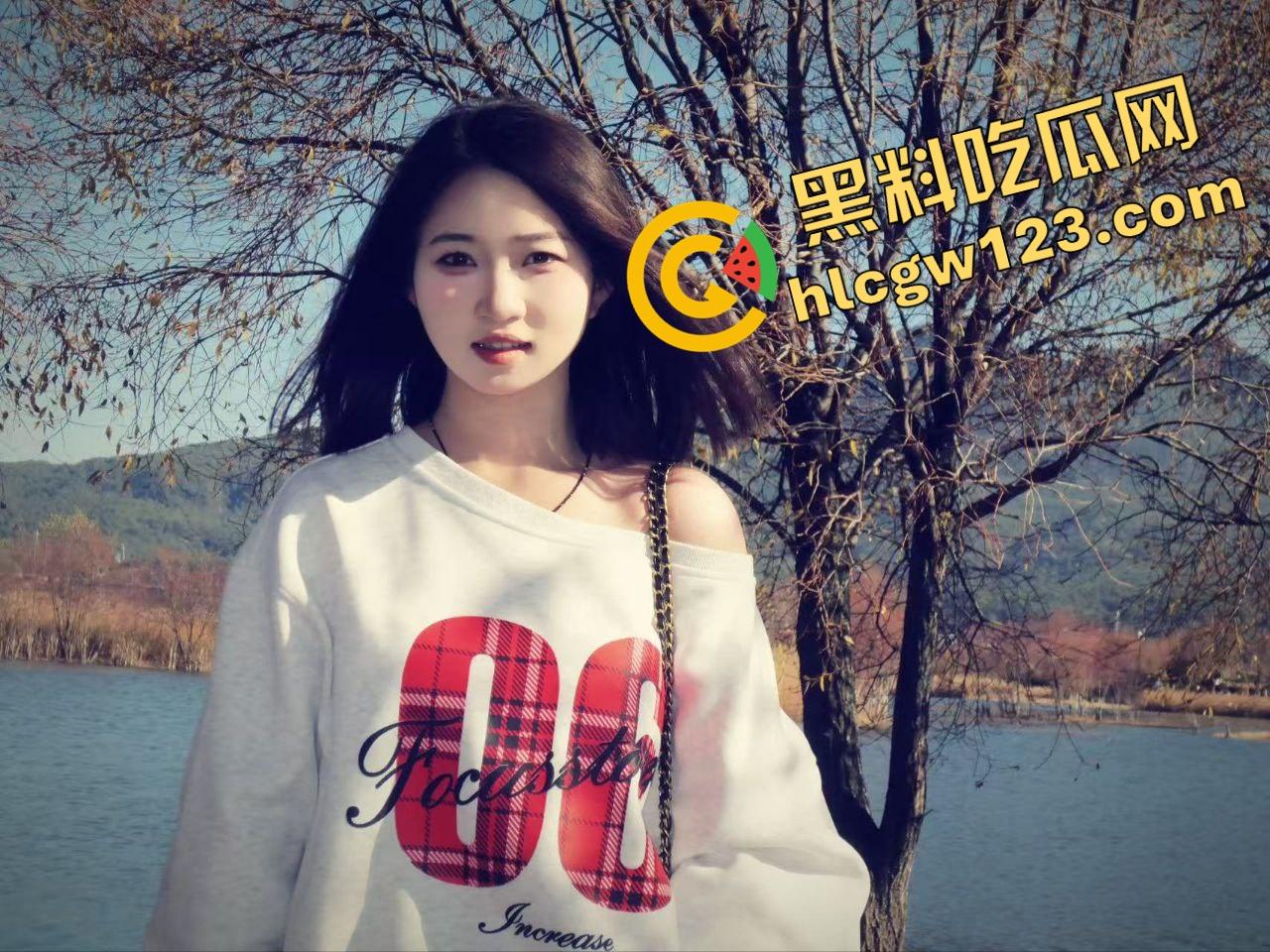 卧槽这谁老婆?绿帽男把女友献给群友露出调教,跪地爬行喊爸爸,母狗模式全开玩疯了!-6