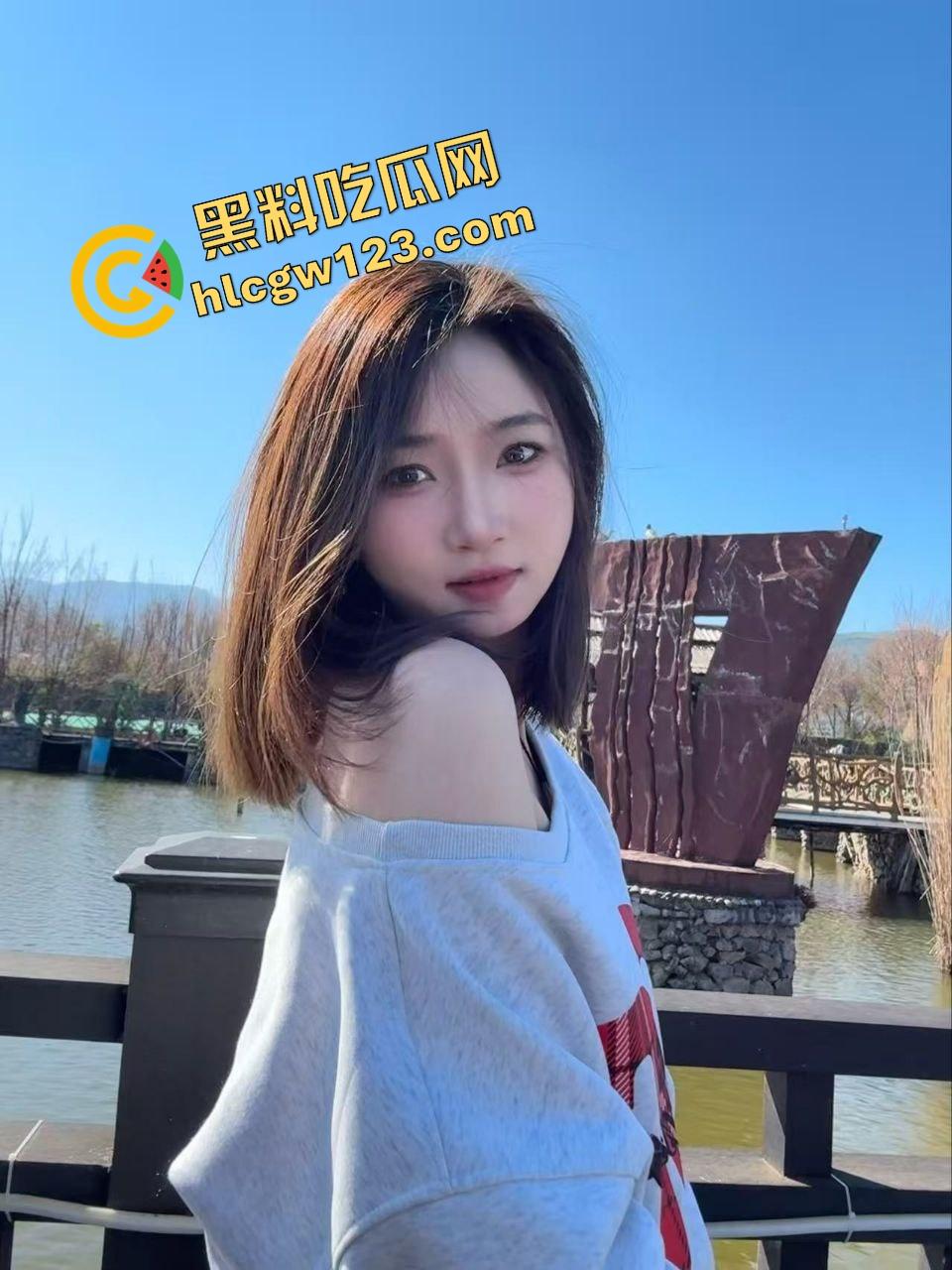 卧槽这谁老婆?绿帽男把女友献给群友露出调教,跪地爬行喊爸爸,母狗模式全开玩疯了!-7