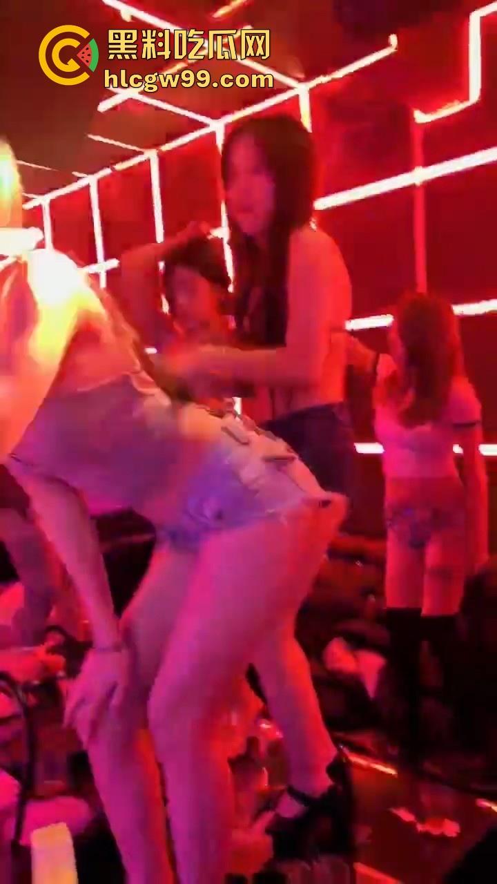 玩归玩闹归闹夜店里面别拍照!大城市夜店精彩瞬间流出,都是极品身材的骚货,还是你们会玩!-4