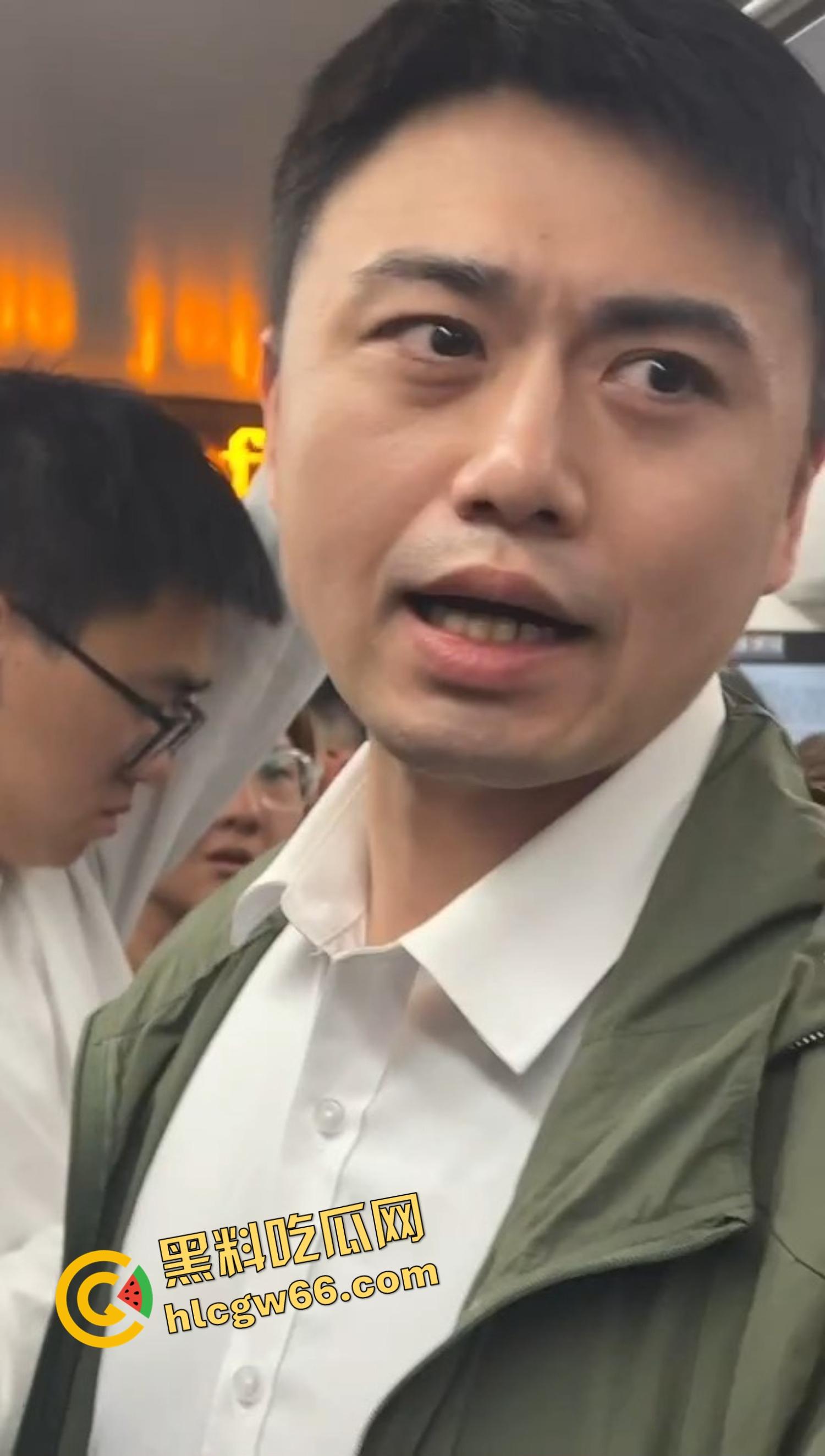 北京地铁飞机哥裤链一拉当场开演,结果精液飙偏射人屁股,妹子一边哭一边喊变态!-5