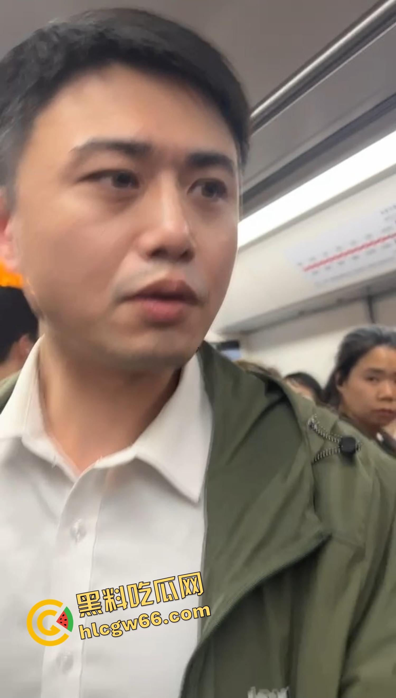 北京地铁飞机哥裤链一拉当场开演,结果精液飙偏射人屁股,妹子一边哭一边喊变态!-7