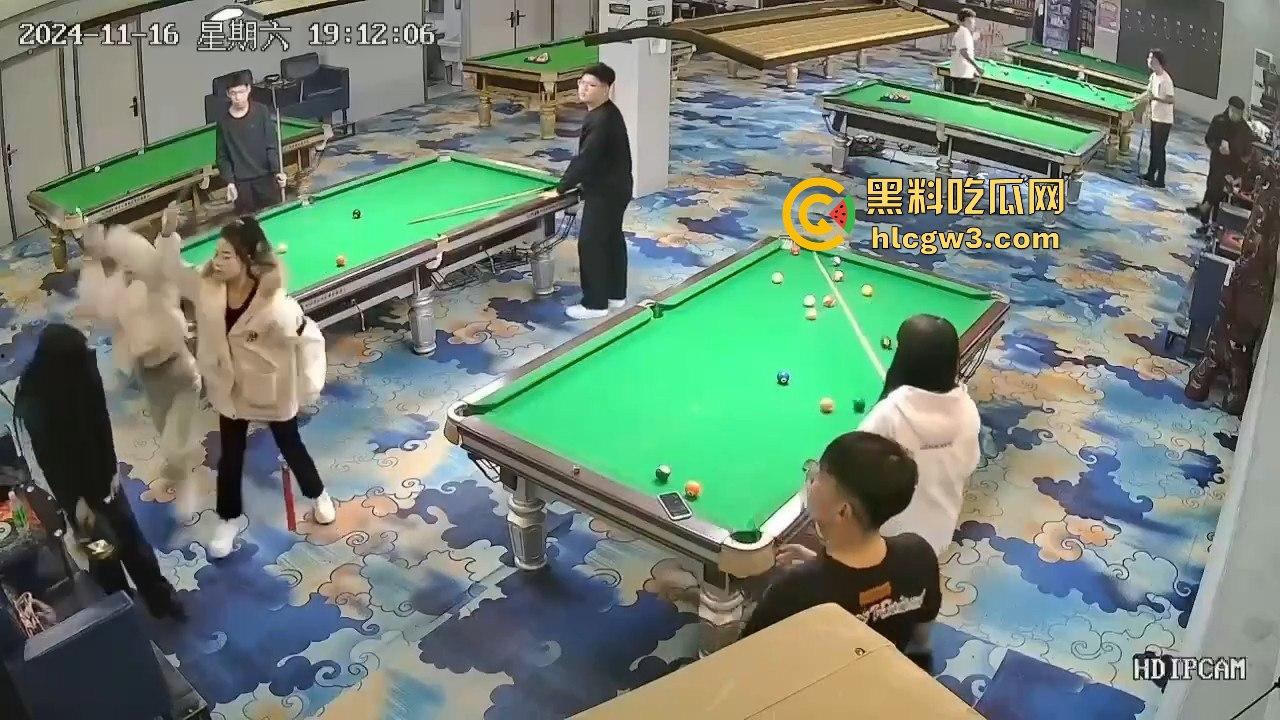 精神小妹刀妹台球厅砍人!一刀下去羽绒服砍破,鹅毛乱飞,冬天顶着羽绒服都难挡疯劲儿!-1