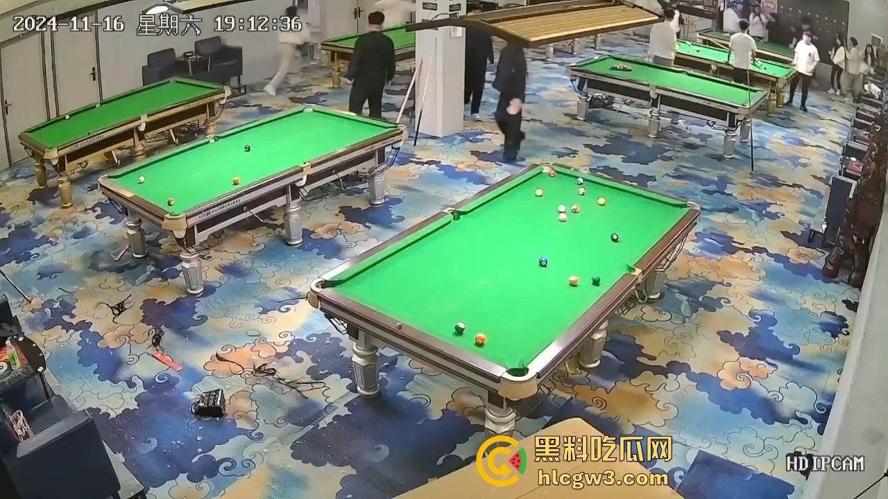 精神小妹刀妹台球厅砍人!一刀下去羽绒服砍破,鹅毛乱飞,冬天顶着羽绒服都难挡疯劲儿!-2