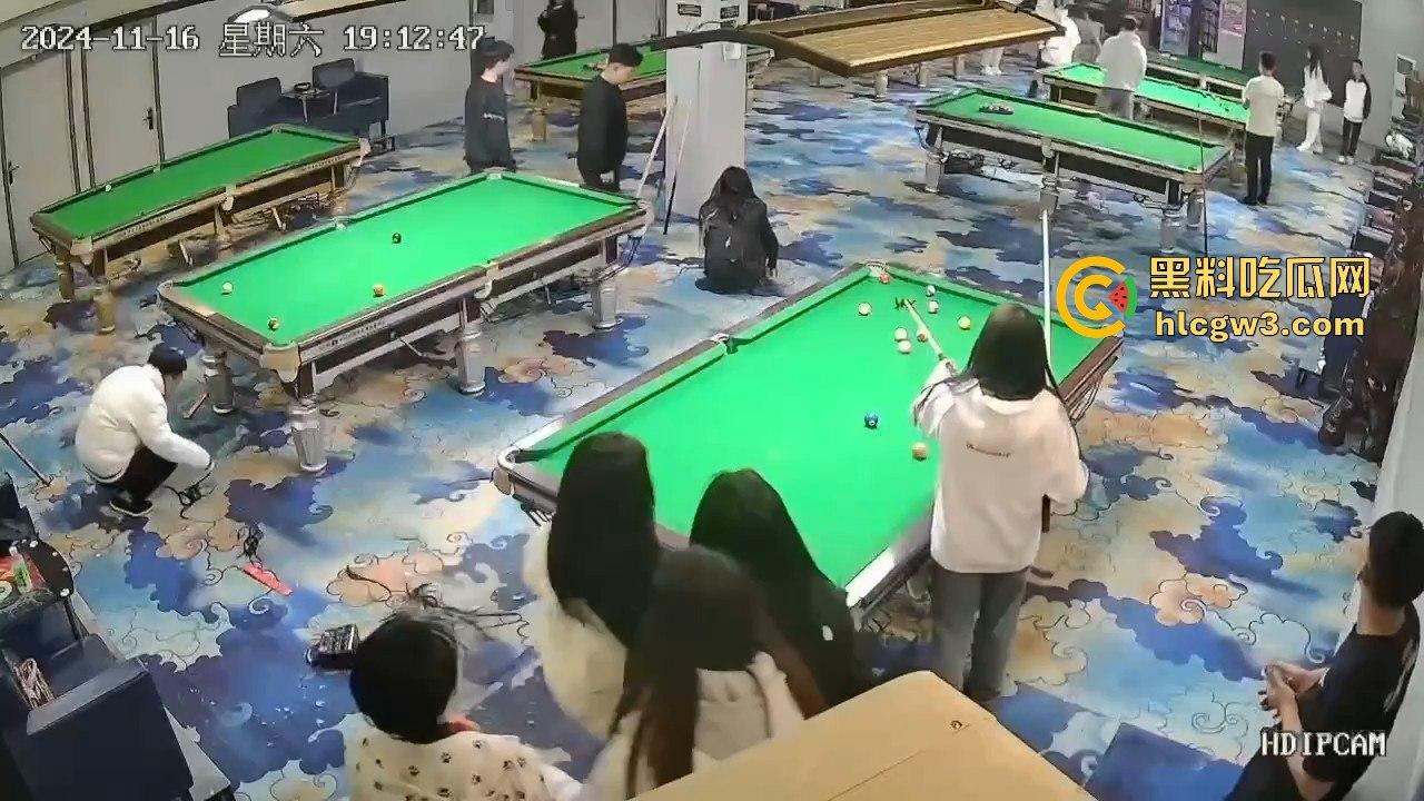 精神小妹刀妹台球厅砍人!一刀下去羽绒服砍破,鹅毛乱飞,冬天顶着羽绒服都难挡疯劲儿!-3