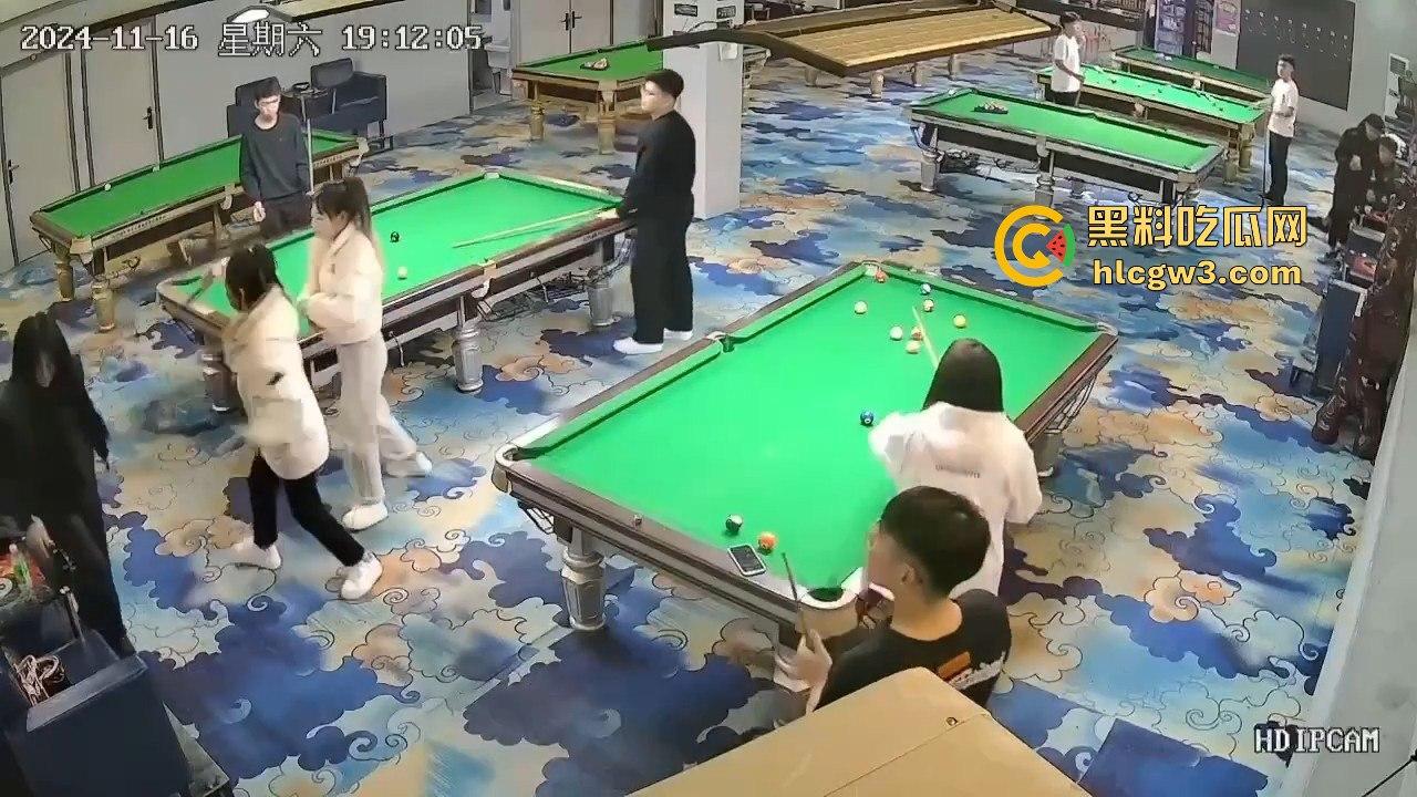 精神小妹刀妹台球厅砍人!一刀下去羽绒服砍破,鹅毛乱飞,冬天顶着羽绒服都难挡疯劲儿!-4