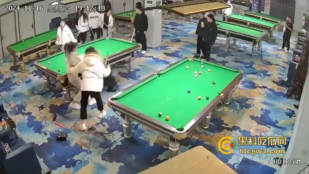 精神小妹刀妹台球厅砍人!一刀下去羽绒服砍破,鹅毛乱飞,冬天顶着羽绒服都难挡疯劲儿!-5