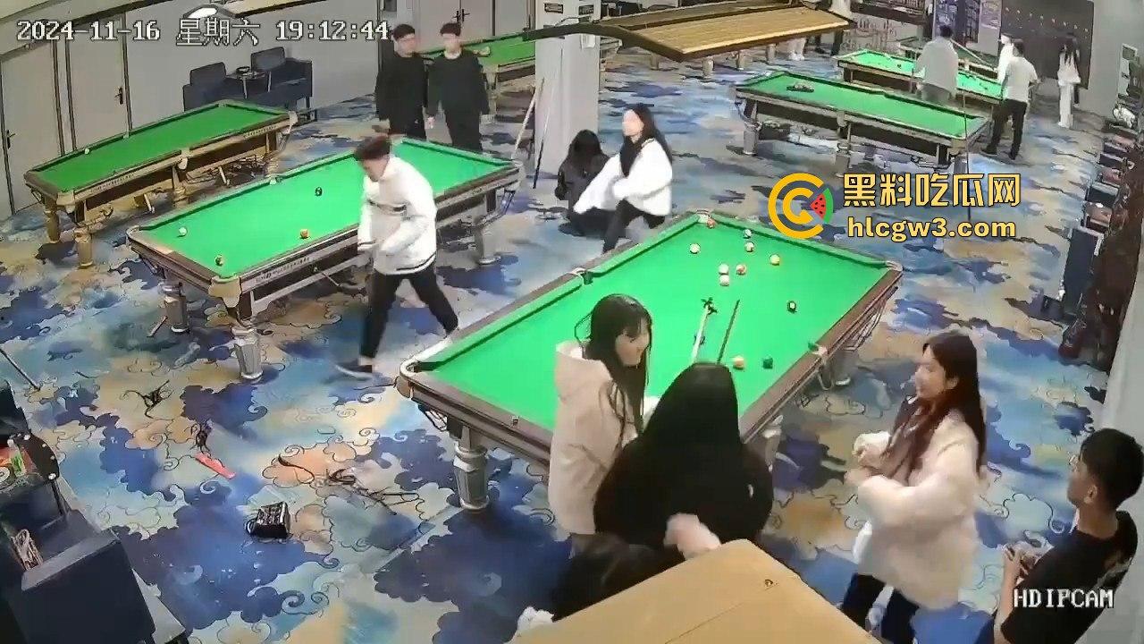 精神小妹刀妹台球厅砍人!一刀下去羽绒服砍破,鹅毛乱飞,冬天顶着羽绒服都难挡疯劲儿!-6