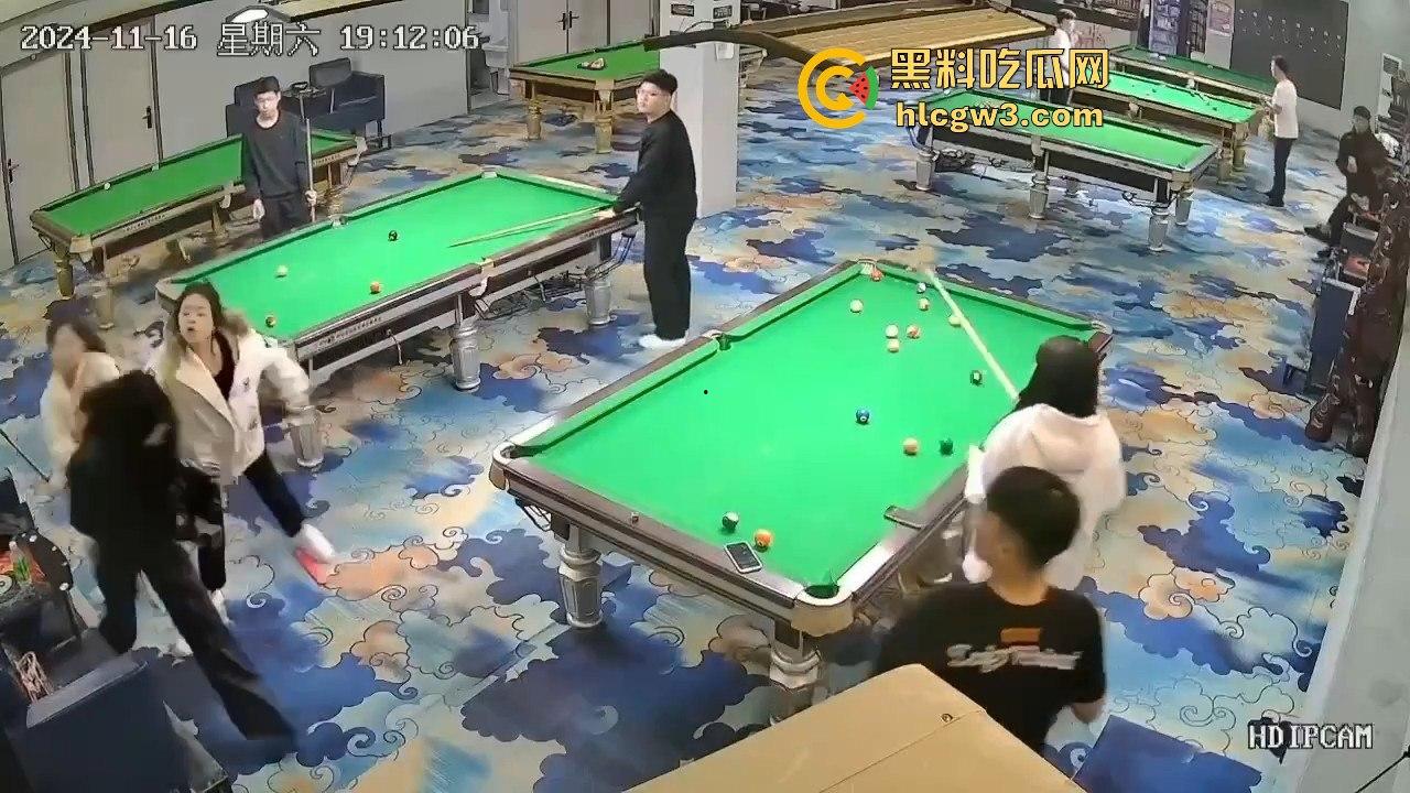 精神小妹刀妹台球厅砍人!一刀下去羽绒服砍破,鹅毛乱飞,冬天顶着羽绒服都难挡疯劲儿!-7