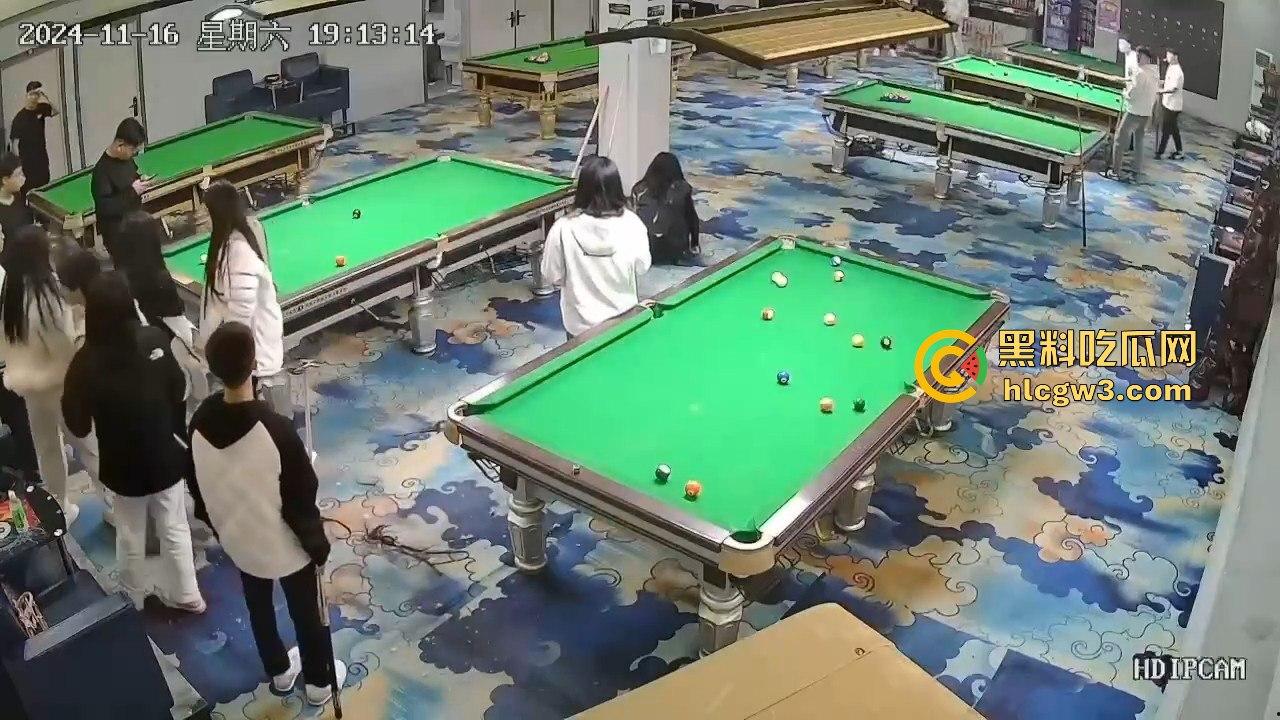 精神小妹刀妹台球厅砍人!一刀下去羽绒服砍破,鹅毛乱飞,冬天顶着羽绒服都难挡疯劲儿!-8