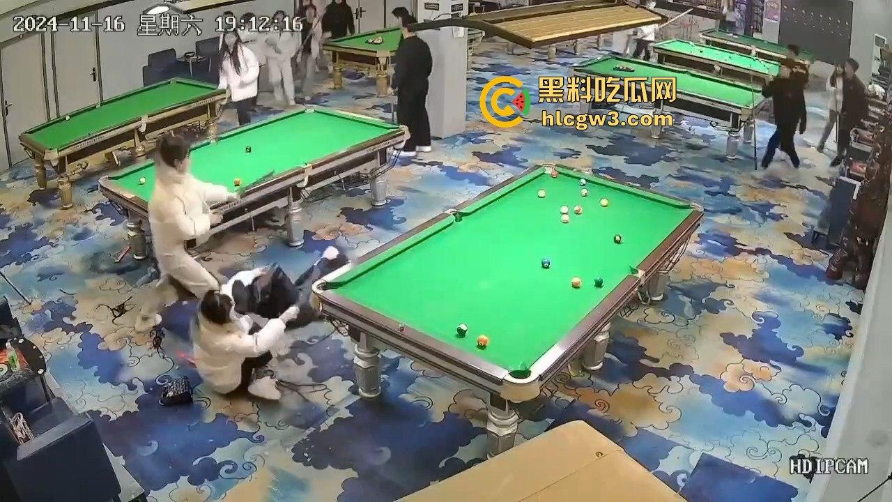 精神小妹刀妹台球厅砍人!一刀下去羽绒服砍破,鹅毛乱飞,冬天顶着羽绒服都难挡疯劲儿!-9