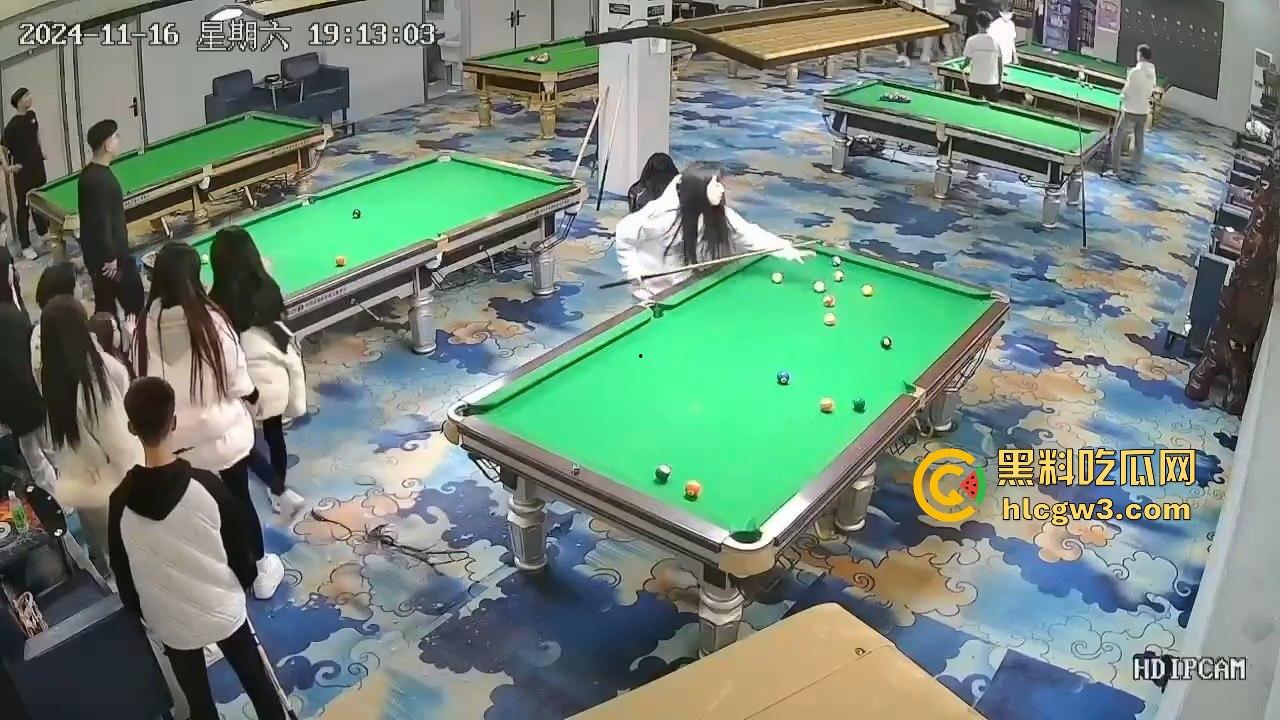 精神小妹刀妹台球厅砍人!一刀下去羽绒服砍破,鹅毛乱飞,冬天顶着羽绒服都难挡疯劲儿!-10