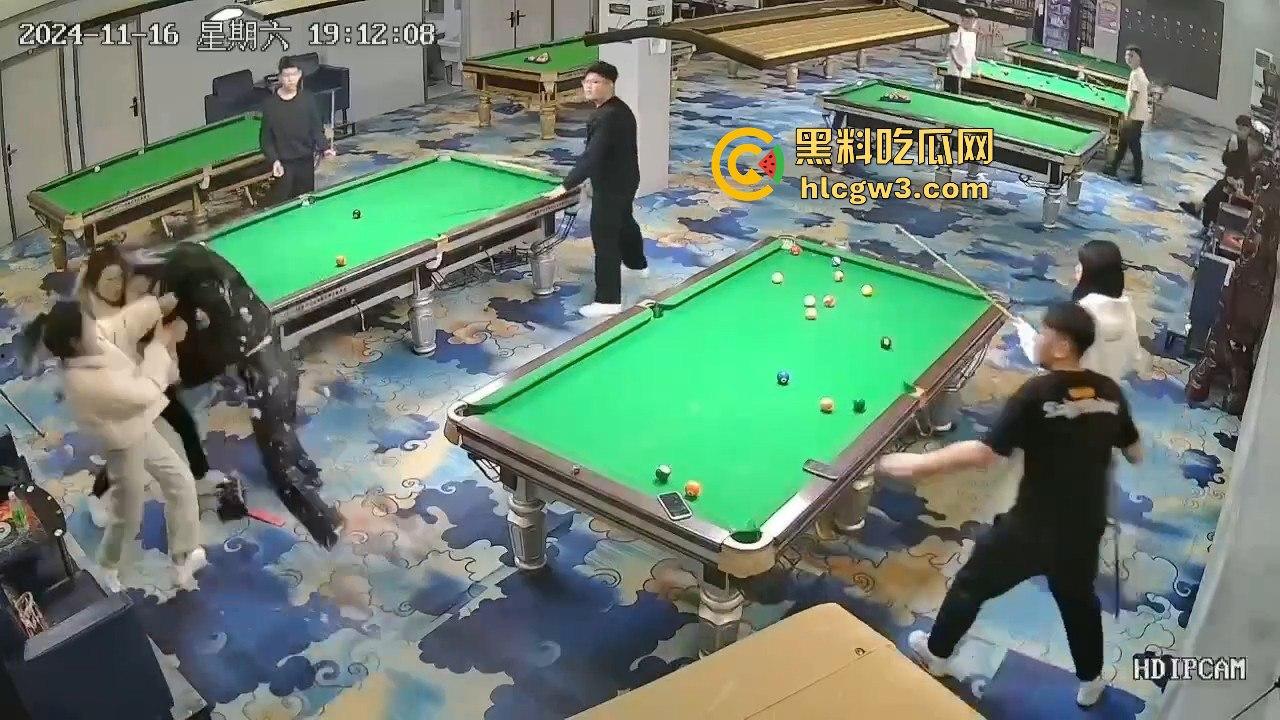 精神小妹刀妹台球厅砍人!一刀下去羽绒服砍破,鹅毛乱飞,冬天顶着羽绒服都难挡疯劲儿!-11