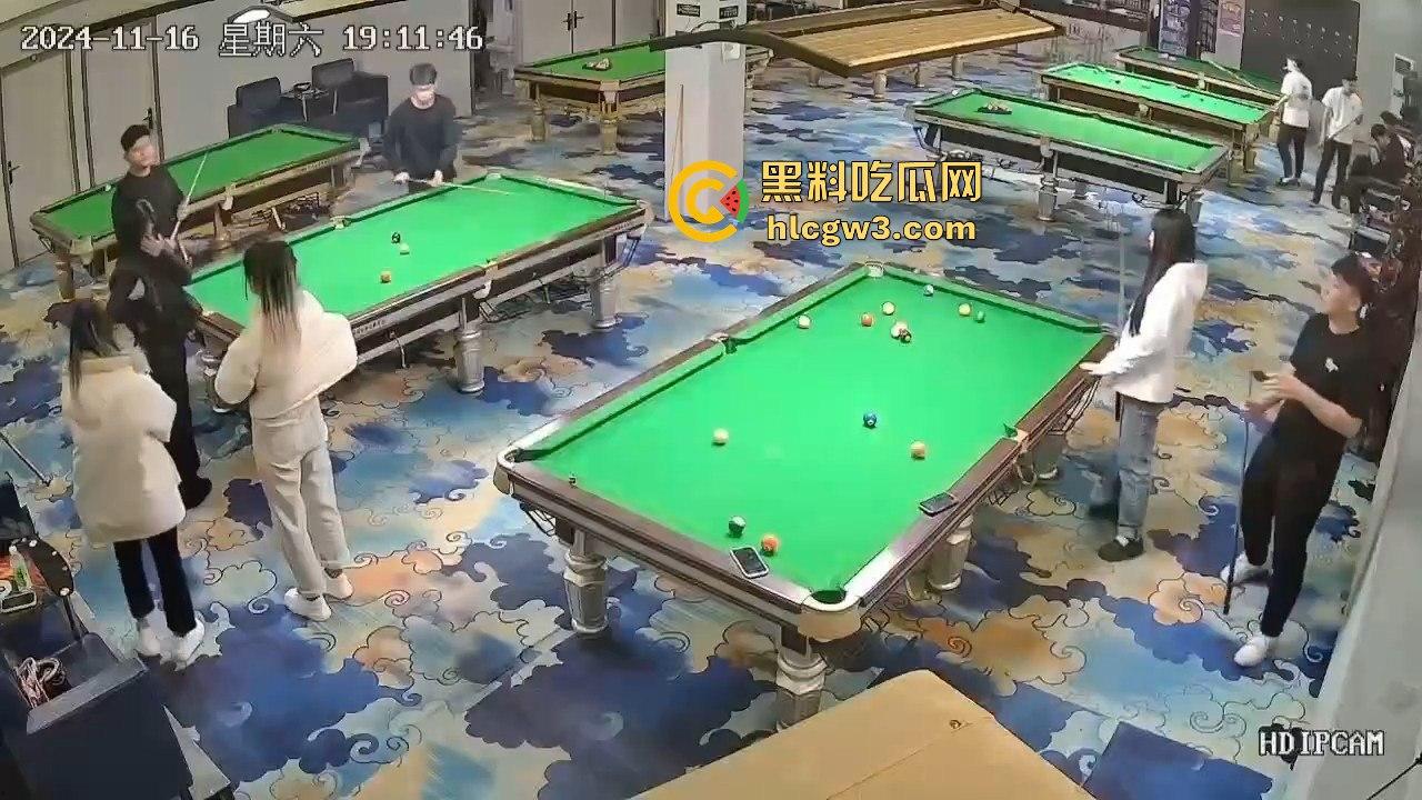 精神小妹刀妹台球厅砍人!一刀下去羽绒服砍破,鹅毛乱飞,冬天顶着羽绒服都难挡疯劲儿!-12