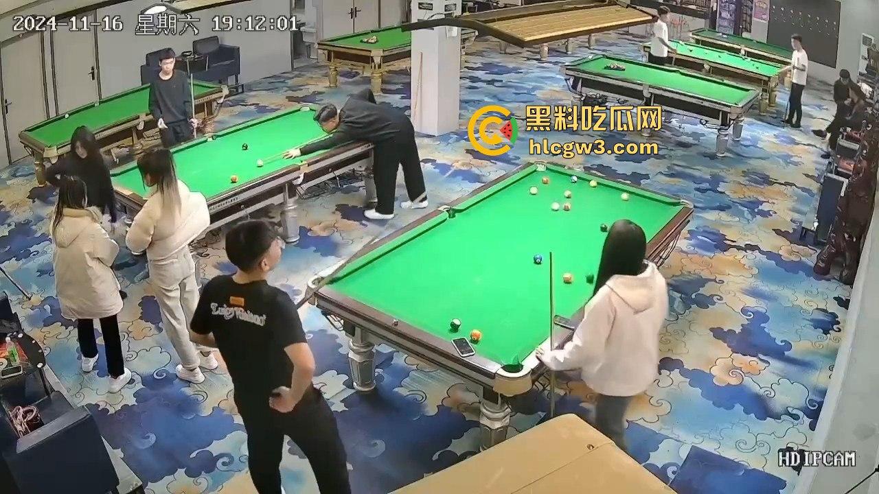 精神小妹刀妹台球厅砍人!一刀下去羽绒服砍破,鹅毛乱飞,冬天顶着羽绒服都难挡疯劲儿!-13