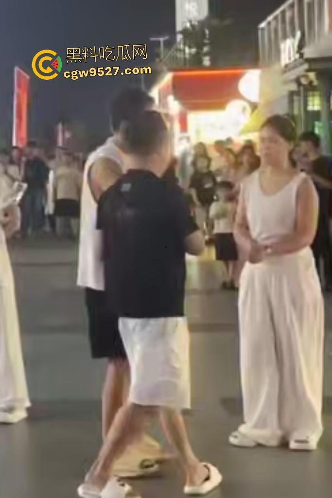 广东四会吾悦广场,男友和父亲抢挚爱,白衣男友一拳颈动脉爆击黑衣爹直接倒地,这抢女人下狠手啊!-3