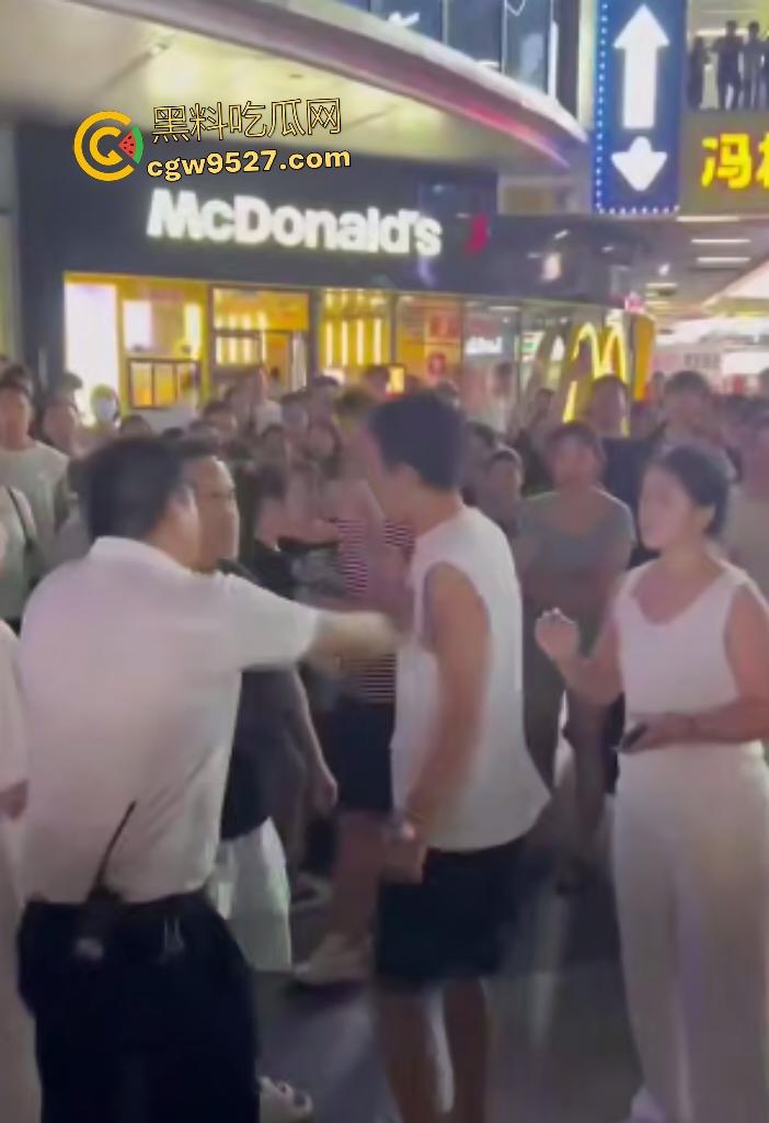 广东四会吾悦广场,男友和父亲抢挚爱,白衣男友一拳颈动脉爆击黑衣爹直接倒地,这抢女人下狠手啊!-4