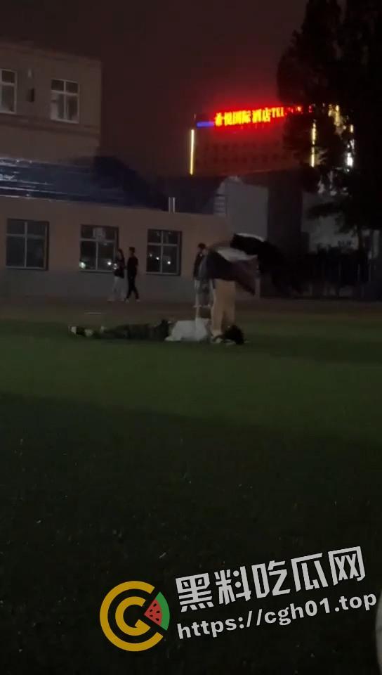 学校操场当众play 屁股做脸 后入猛扣 这怕不是已经放进去了-2