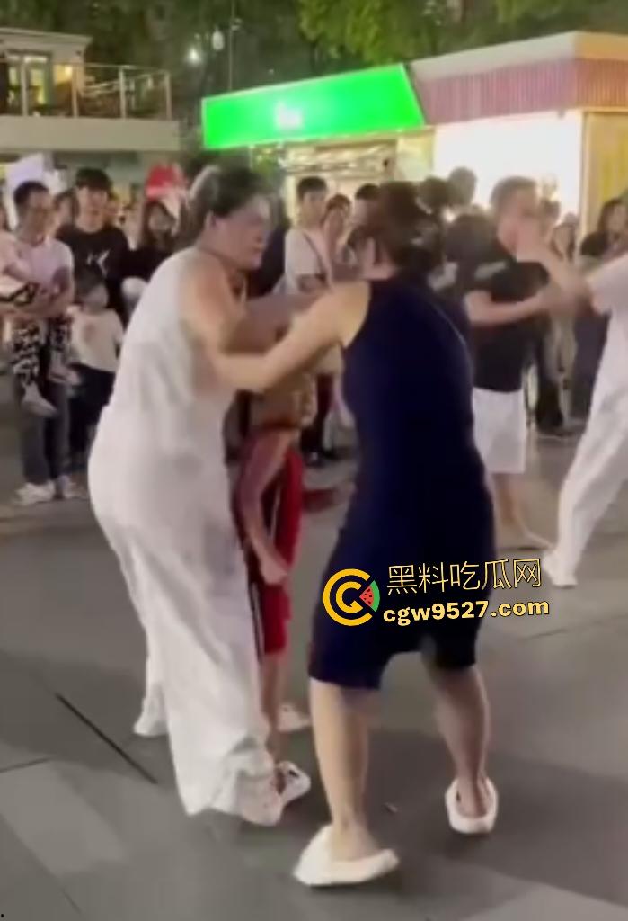 广东四会吾悦广场,男友和父亲抢挚爱,白衣男友一拳颈动脉爆击黑衣爹直接倒地,这抢女人下狠手啊!-8