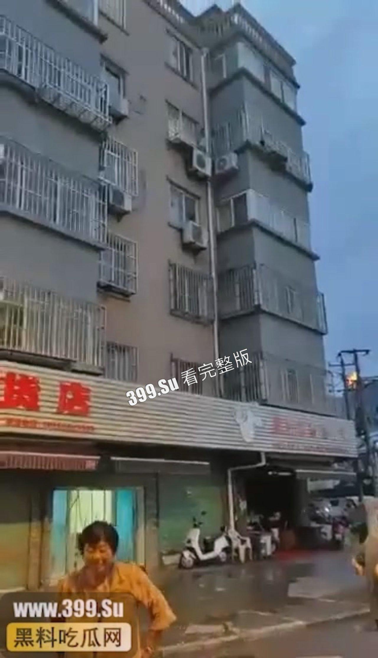 安徽合肥 男孩被母亲棍棒追打,果断从五楼跳下-3