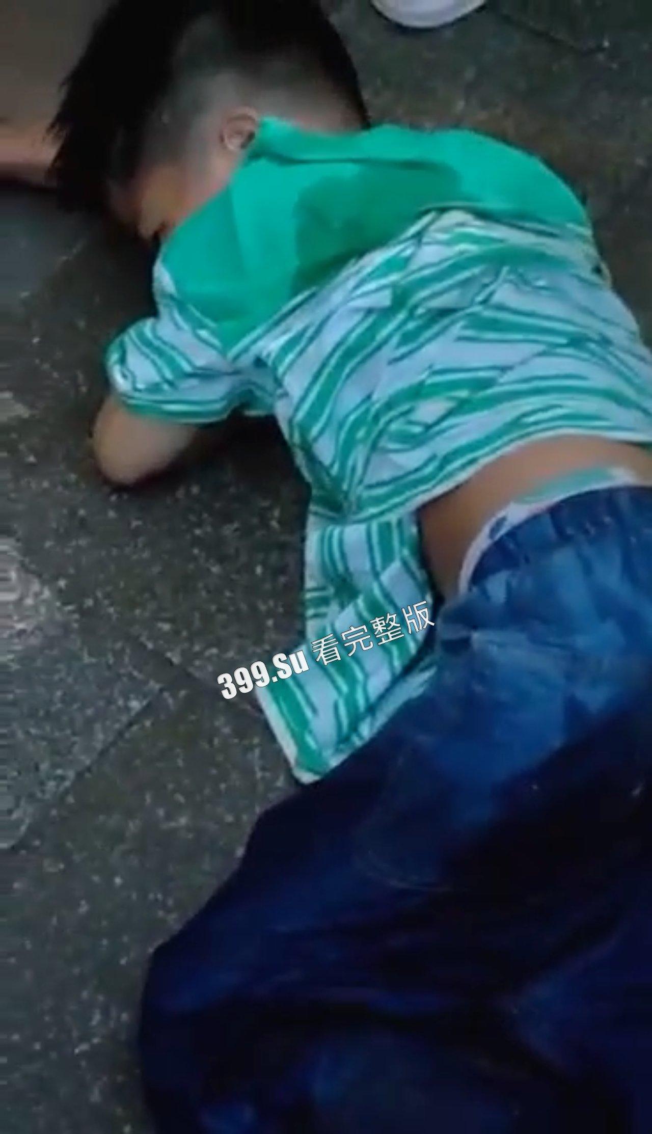 安徽合肥 男孩被母亲棍棒追打,果断从五楼跳下-5