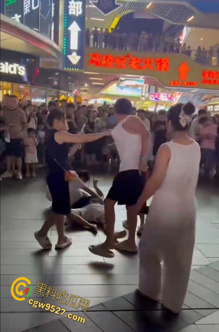 养20年女儿跟别人私奔了,上前理论不料被干倒,老爹颈动脉被打瘫再地,亲情翻车吃瓜群众围观无人劝架!-3