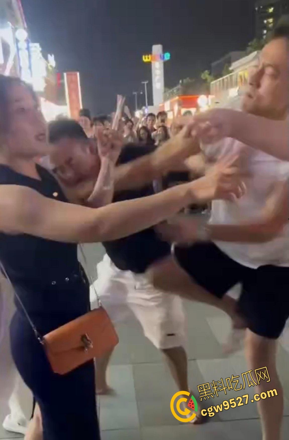 养20年女儿跟别人私奔了,上前理论不料被干倒,老爹颈动脉被打瘫再地,亲情翻车吃瓜群众围观无人劝架!-4