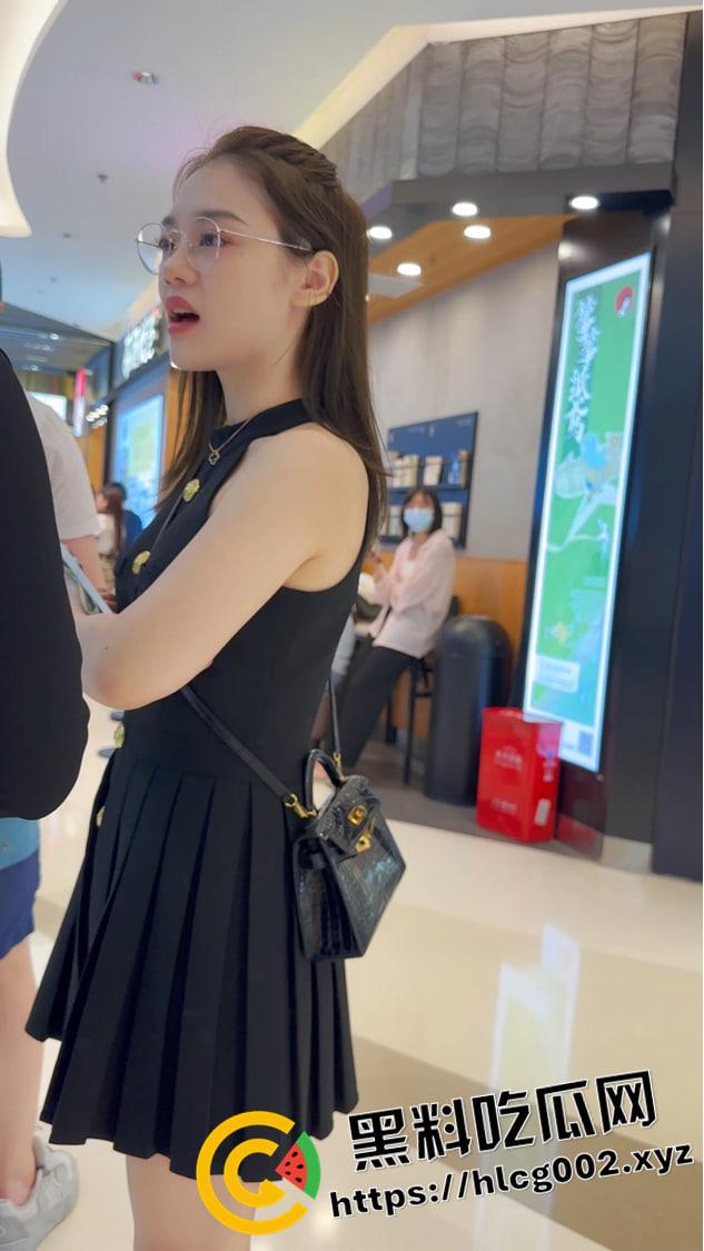 顶级偷拍!上海万达保时捷美女网红的裙底风光 粉色内裤紧紧勒逼 雪白的屁股Q弹-1