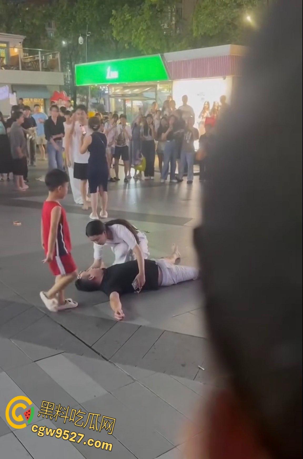 养20年女儿跟别人私奔了,上前理论不料被干倒,老爹颈动脉被打瘫再地,亲情翻车吃瓜群众围观无人劝架!-6